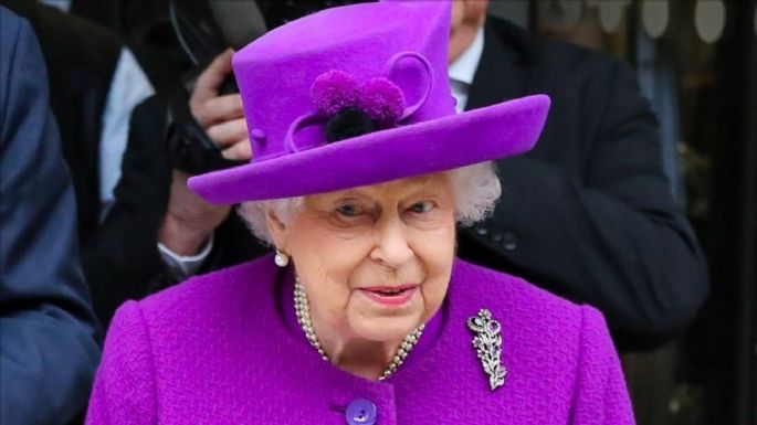 La Reina Isabel recibió la vacuna contra el coronavirus en medio de debates por su delicada salud
