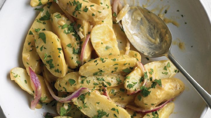 Ensalada de patatas a la francesa, un menú perfecto para acompañar el banquete de fin de semana
