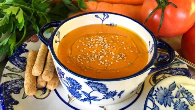 Con esta receta de gazpacho de zanahoria tu mesa de verano no podrá lucir mejor