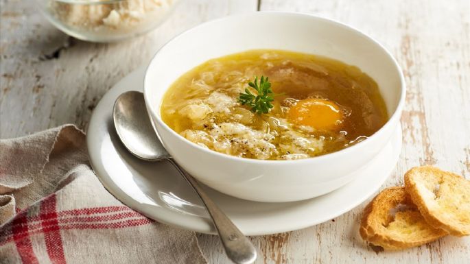 Sopa de cebolla, la receta perfecta para comenzar a disfrutar el cambio de temporada
