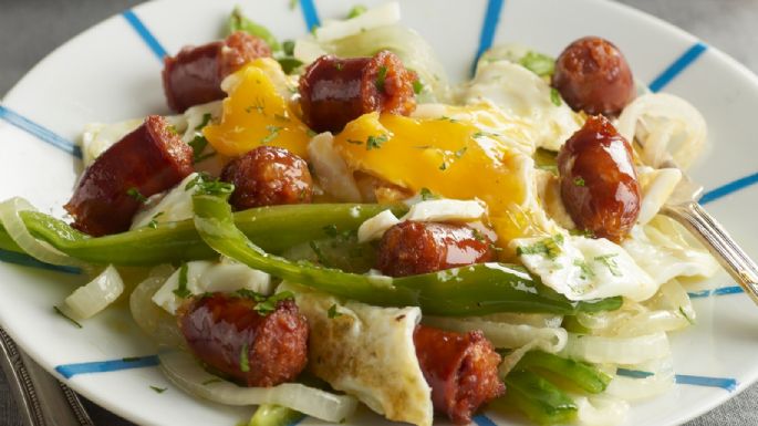 Huevos rotos con chistorra y pimientos verdes de Gernika: prepara esta receta y mima tu paladar