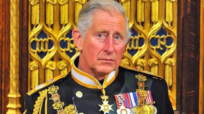 El desesperado intento del Carlos III por desmarcarse de la Reina Isabel II y coronarse "distinto"