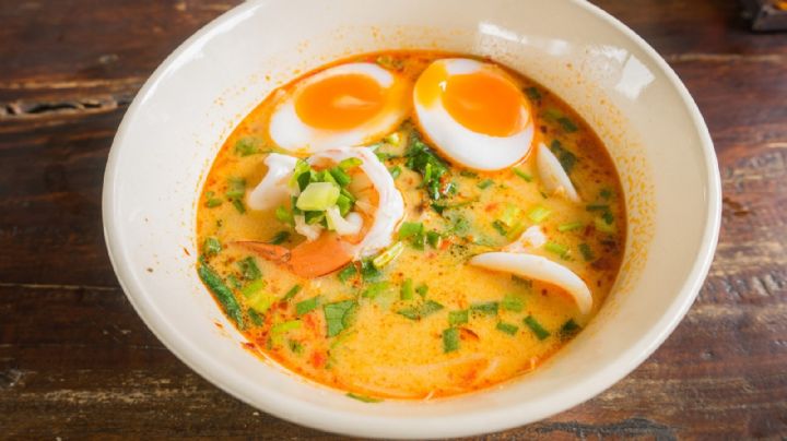 Sopa rápida con huevo, una receta barata y simple que tendrás lista en 10 minutos