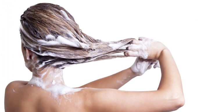 Lavarse o no lavarse el pelo todos los días, los errores que debes evitar para tener melena sana