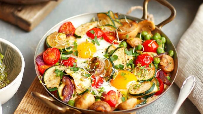 Sartenada de huevos con patatas, chistorra y tomatitos, la receta barata que hace sonreír