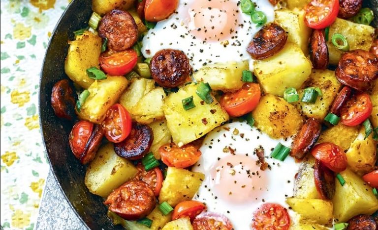 Sartenada de huevos con patatas, chistorra y tomatitos