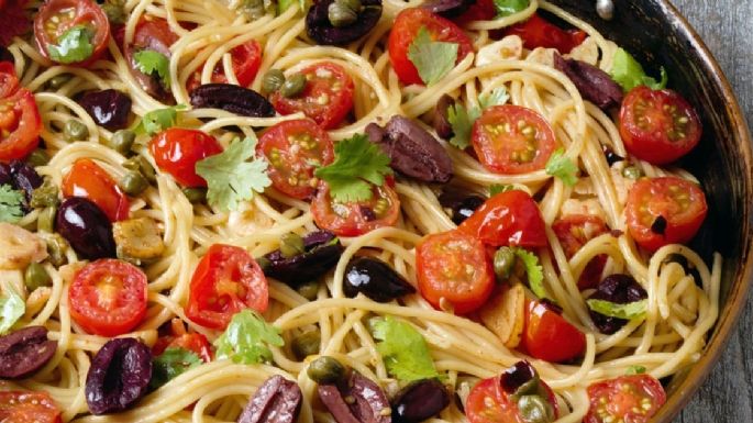 Espaguetis con salsa puttanesca, la receta para un plato delicioso y con pocos ingredientes