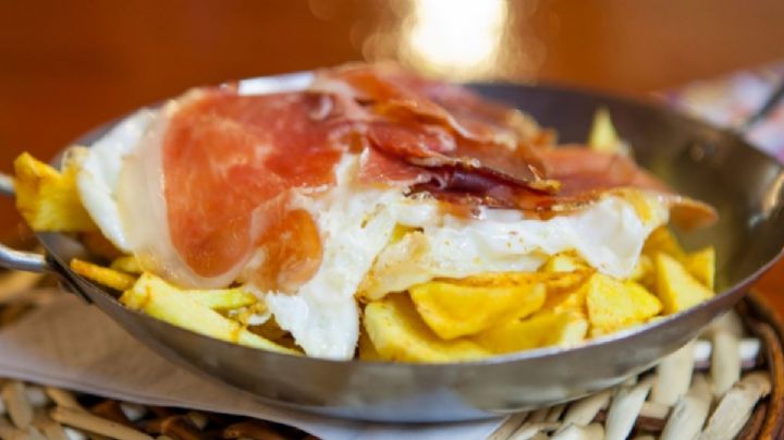 Huevos rotos con jamón, aprende los pasos de esta sencilla y barata receta tradicional