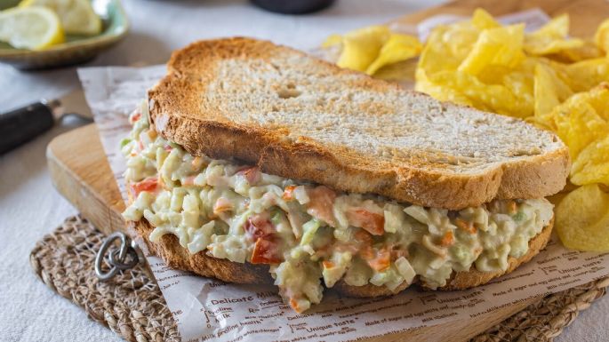 Sándwich de ensalada de marisco, la receta más práctica y nutritiva del verano