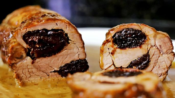 La mejor receta para recibir invitados: fácil solomillo de cerdo relleno de bacon y ciruelas