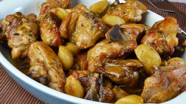 Prepara en solo 15 minutos la receta tradicional de pollo al ajillo
