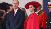 Kate Middleton brilla con un deslumbrante conjunto rojo de abrigo capa y joyas a juego