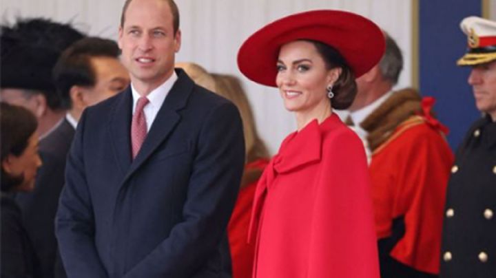 Kate Middleton brilla con un deslumbrante conjunto rojo de abrigo capa y joyas a juego