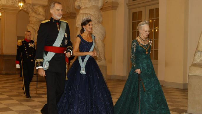 La Reina Letizia deslumbra en Dinamarca con su tiara más emblemática y pendientes heredados de la Reina Sofía