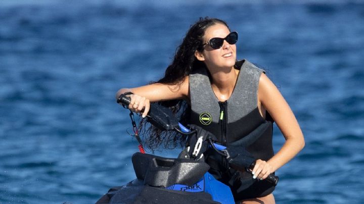 Victoria Federica presume su cuerpo con microbikini en las aguas de Formentera