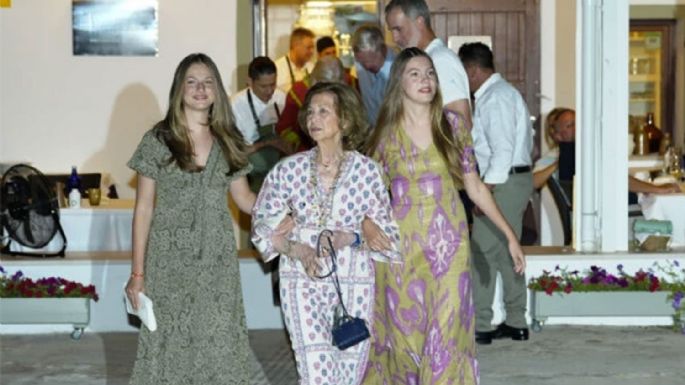 La Reina Sofía deslumbra con un look moderno en su reencuentro con sus nietas en Mallorca
