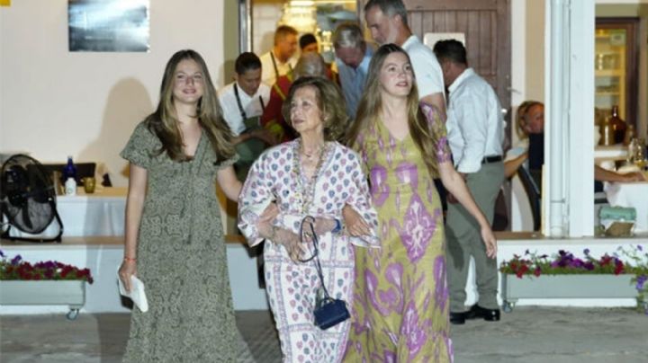 La Reina Sofía deslumbra con un look moderno en su reencuentro con sus nietas en Mallorca
