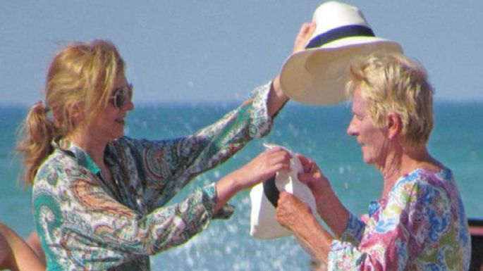 La Infanta Cristina y la madre de Iñaki Urdangarin disfrutan juntas en la playa