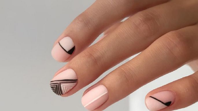 Nail art geometry: la sensación del verano para uñas cortas