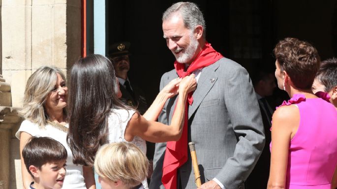 La Reina Letizia conquista Pamplona al colocar el pañuelo de San Fermín al Rey Felipe