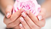 Rejuvenece tus manos con elegantes diseños de uñas glaseadas rosas