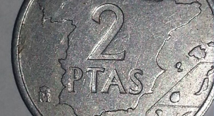 Descubrimientos en el Ático: Monedas de 2 Pesetas que Podrían Financiar tu Aventura Madrileña